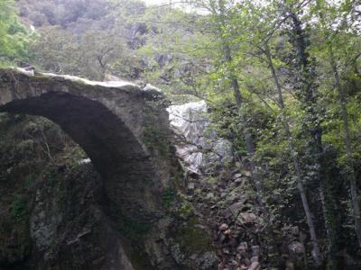 Molinaseca: Ecologistas en Acción denuncian el deterioro de 'Las Puentes del Malpaso' (Mayo 2008).